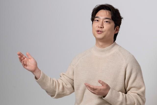 Han Jung-soo discusses the meaning of money at the Hankook Ilbo office in downtown Seoul. Hankook Ilbo
