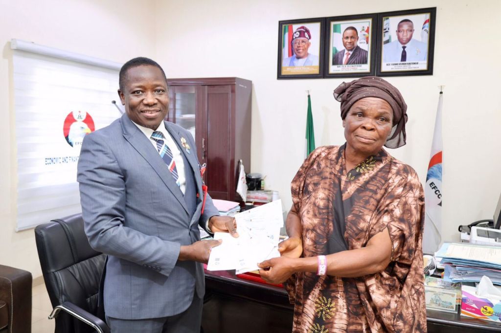 EFCC hands over recovered N42.5m to 70-year-old widow defrauded by her account officer in&nbsp;Kaduna