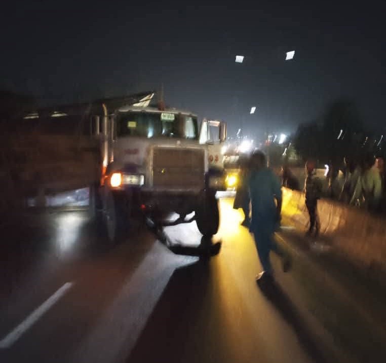 Truck overturns on Otedola Bridge, causing accident and&nbsp;gridlock