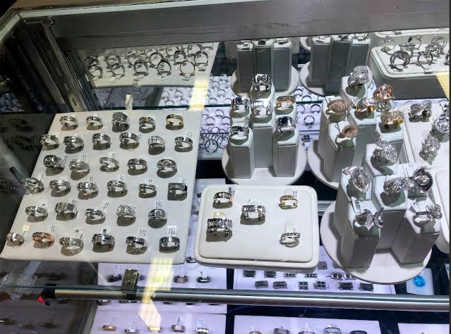 ICE agents allowed a suspect in a&nbsp;$100m jewelry heist,&nbsp;believed to be the largest jewelry heist in US history, to deport himself to South America in December, a move that stunned and upset prosecutors who were planning to try the case and send him to&nbsp;prison.