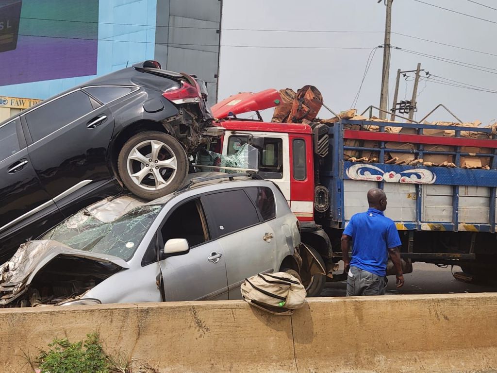 A truck carrying tomatoes lost control due to brake failure and crashed into vehicles along Otedola Bridge on the Lagos-Ibadan&nbsp;expressway