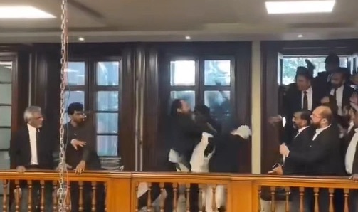 Lawyers exchange blows at Lahore High court during Bar Association&nbsp;election
