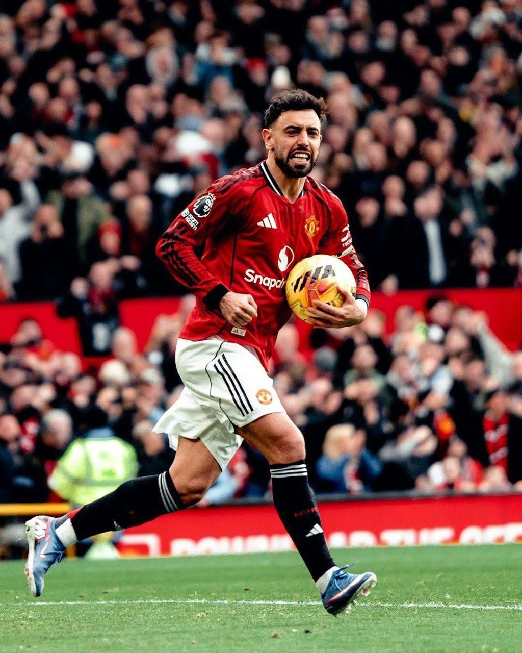 𝐁𝐑𝐄𝐀𝐊𝐈𝐍𝐆: Manchester United WANT Bruno Fernandes&nbsp;to