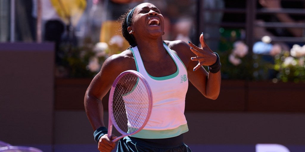Iga Świątek continued her strong form at the Italian Open in Rome with another dominant performance, while Coco Gauff had to battle through a difficult match to avoid an upset.
