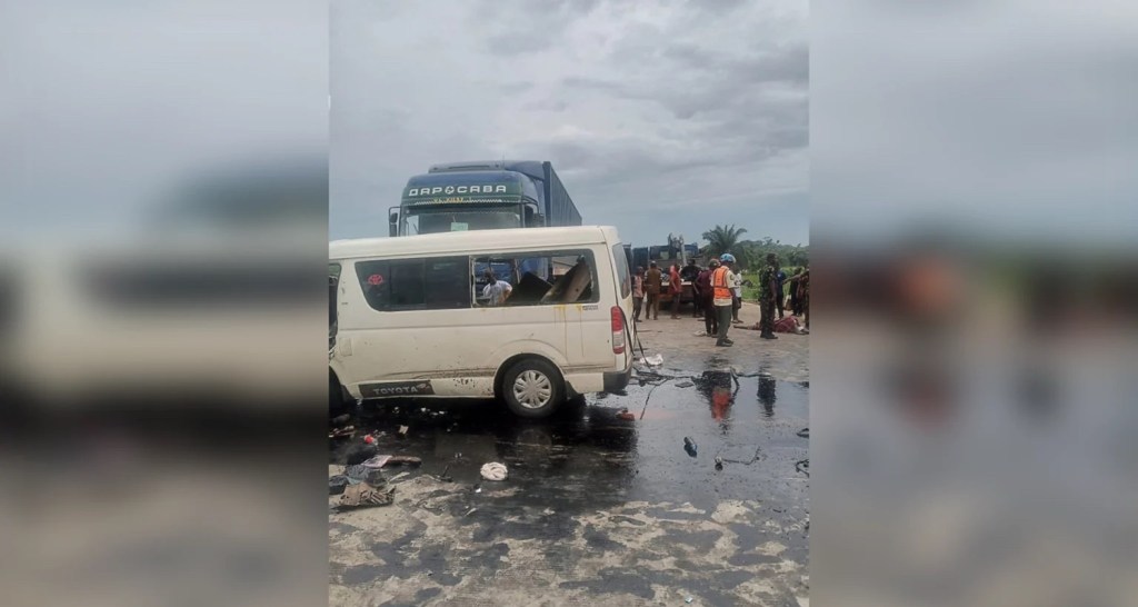 One de@d, 18 injured as truck rams into bus on Sagamu-Benin&nbsp;expressway.
