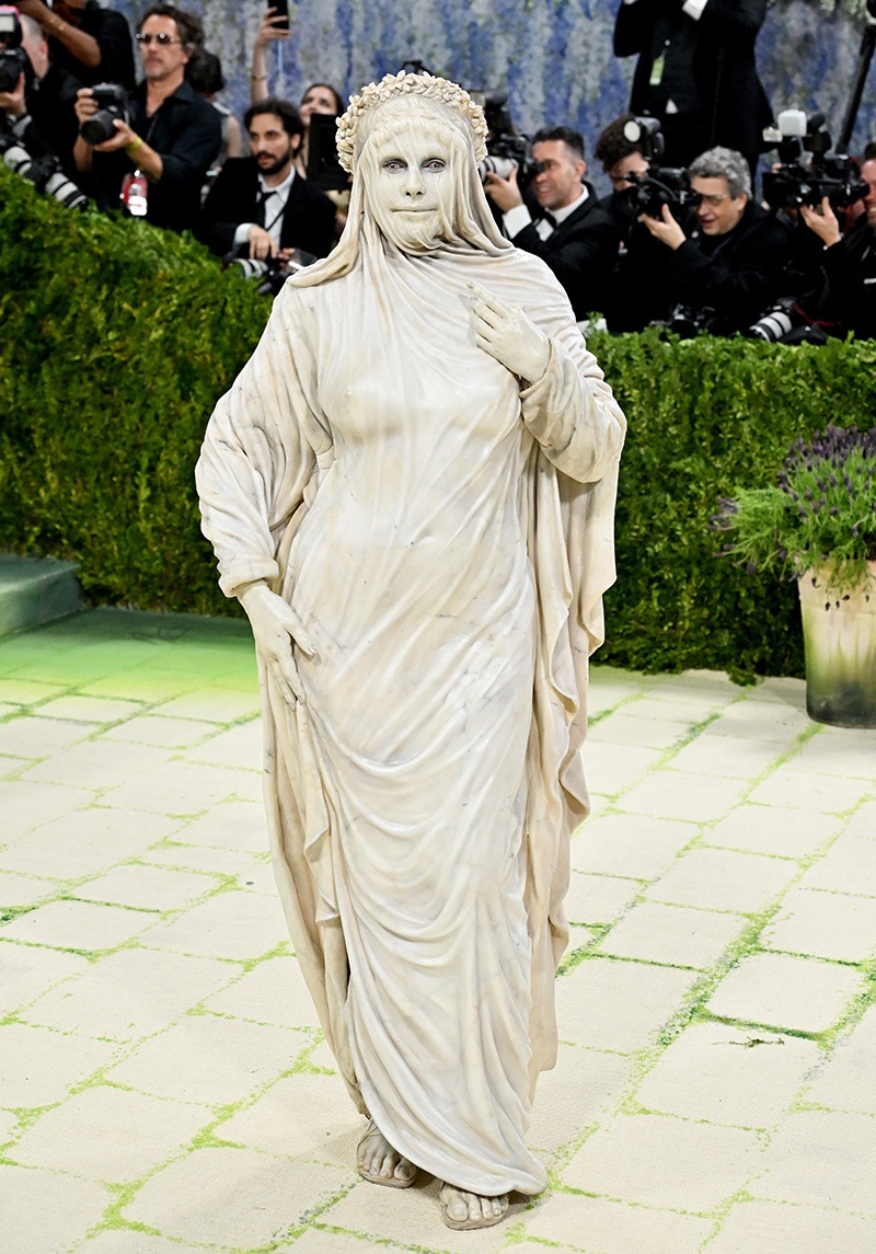 Model Heidi Klum looks like a statue as she recreates Veiled Vestal Statue at Met Gala&nbsp;2026