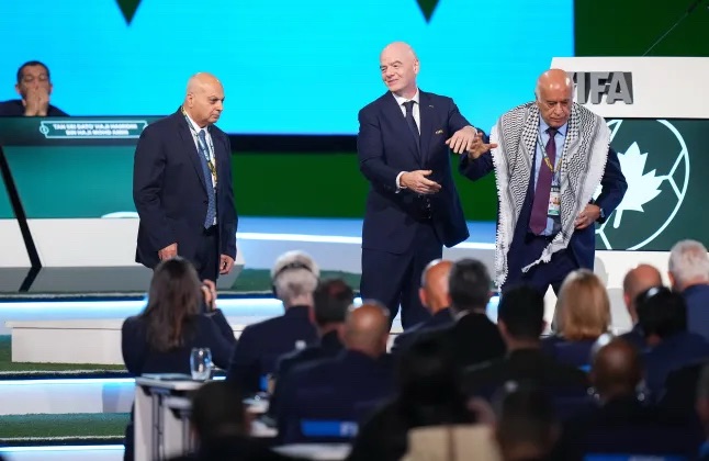 Fifa president tries to stage Israel-Palestine handshake but it goes all&nbsp;wrong.