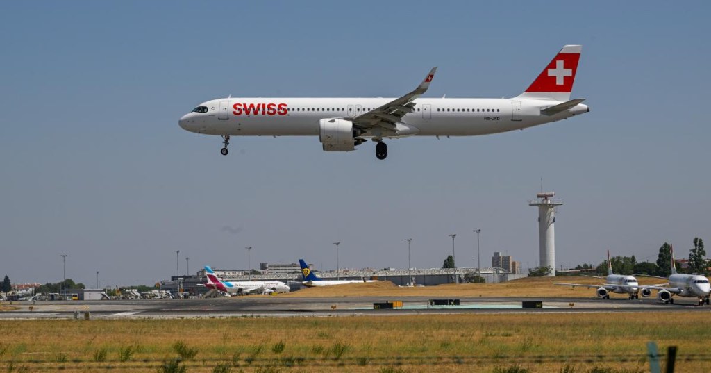 Man allegedly s£xually abused sleeping woman on flight then leaves her creepy&nbsp;note