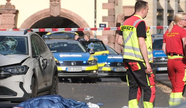Two dead after car strikes crowd in German&nbsp;city